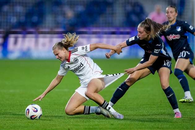 v.li.: Jarne Teulings (SGE, 9), Valesca Ampoorter (TSG, 18), Zweikampf, Spielszene, Duell, duel, tackle, tackling, Dynamik, Action, Aktion, 14.09.2025, Sinsheim (Hoffenheim) (Deutschland), Fussball, Google Pixel Frauen-Bundesliga, TSG 1899 Hoffenheim - Eintracht Frankfurt, DFB DFL REGULATIONS PROHIBIT ANY USE OF PHOTOGRAPHS AS IMAGE SEQUENCES AND OR QUASI-VIDEO.