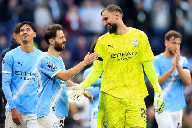 Manchester City v Manchester United, ManU Premier League 14 09 2025. Gianluigi Donnarumma (25) of Manchester City with Bernardo Silva (20) of Manchester City at the end of the Premier League match between Manchester City and Manchester United at the Etihad Stadium, Manchester, England on 14 September 2025. Manchester Etihad Stadium Manchester England Editorial use only DataCo restrictions apply See www.football-dataco.com , Copyright: xConorxMolloyx PSI-22824-0049