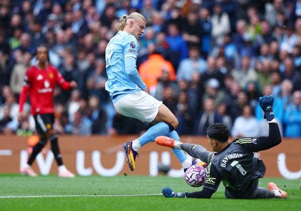 Erling Haaland of Manchester City and Manchester United, ManU goalkeeper Altay Bayindir Manchester City v Manchester United, Premier League, Football, Etihad Stadium, Manchester, UK - 14 Sept 2025Manchester Etihad Stadium United Kingdom EDITORIAL USE ONLY No use with unauthorised audio, video, data, fixture lists, club league logos or live services. Online in-match use limited to 120 images, no video emulation. No use in betting, games or single club league player publications.  Copyright: xMattxWest Shutterstockx 15481325bv