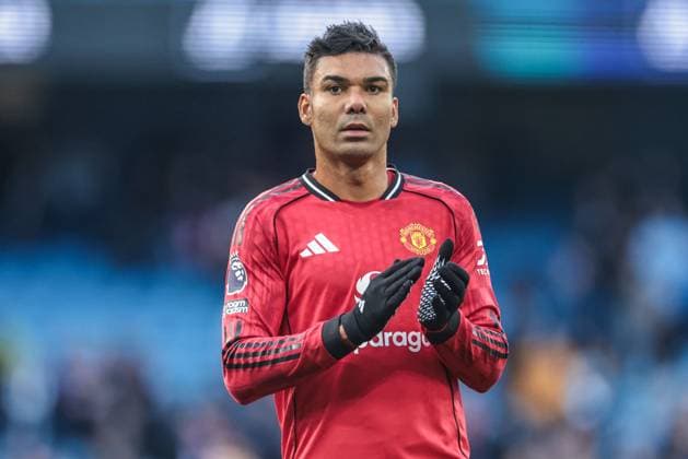 Premier League Manchester City v Manchester United, ManU Casemiro of Manchester United applauds the fans after the game during the Premier League match Manchester City vs Manchester United at Etihad Stadium, Manchester, United Kingdom, 14th September 2025 (Photo by Mark Cosgrove News Images) Manchester Etihad Stadium Manchester United Kingdom Copyright: xMarkxCosgrove NewsxImagesx