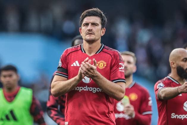 Premier League Manchester City v Manchester United, ManU Harry Maguire of Manchester United applauds the fans after the game during the Premier League match Manchester City vs Manchester United at Etihad Stadium, Manchester, United Kingdom, 14th September 2025 (Photo by Mark Cosgrove News Images) Manchester Etihad Stadium Manchester United Kingdom Copyright: xMarkxCosgrove NewsxImagesx