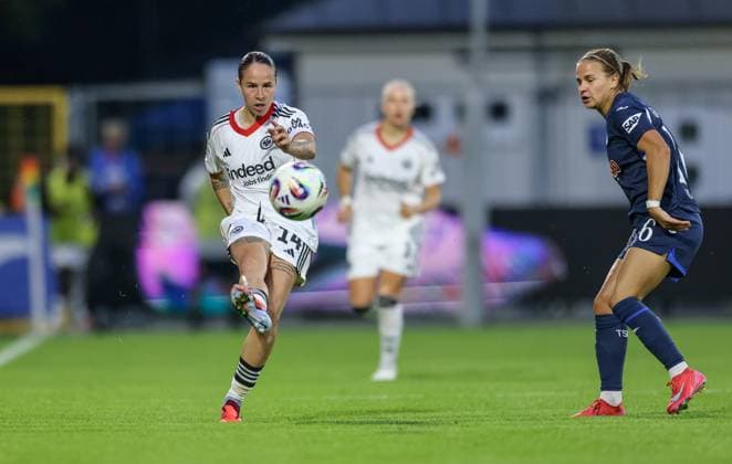 DEU, Hoffenheim, TSG Hoffenheim vs Eintracht Frankfurt, Google Pixel Bundesliga, DFB, Saison 2526, Dietmar-Hopp-Stadion, 2. Spieltag, im Bild v.l.n.r: GÃ raldine Reuteler (Eintracht Frankfurt 14), Dominika Grabowska (Hoffenheim 16) DFB DFL REGULATIONS PROHIBIT ANY USE OF PHOTOGRAPHS AS IMAGE SEQUENCES AND OR QUASI-VIDEO, 14.09.2025, Copyright: HMBxMedia HendrikxHamelau