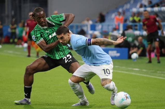Sassuolo s Woyo Coulibaly fights for the ball with Lazio™s Mattia Zaccagni during the Serie A Unilive soccer match between U.S Sassuolo and S.S. Lazio at Mapei stadium, Reggio Emilia, northern Italy, Monday, September 14, 2025. - Soccer - (Photo Michele Nucci - LaPresse)  Copyright: xMichelexNucci LaPressex