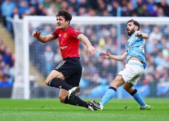 Harry Maguire of Manchester United, ManU and Bernardo Silva of Manchester City Manchester City v Manchester United, Premier League, Football, Etihad Stadium, Manchester, UK - 14 Sept 2025Manchester Etihad Stadium United Kingdom EDITORIAL USE ONLY No use with unauthorised audio, video, data, fixture lists, club league logos or live services. Online in-match use limited to 120 images, no video emulation. No use in betting, games or single club league player publications.  Copyright: xMattxWest Shutterstockx 15481325cf