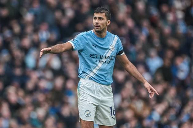 Premier League Manchester City v Manchester United, ManU Rodrigo of Manchester City gives his team instructions during the Premier League match Manchester City vs Manchester United at Etihad Stadium, Manchester, United Kingdom, 14th September 2025 (Photo by Mark Cosgrove News Images) Manchester Etihad Stadium Manchester United Kingdom Copyright: xMarkxCosgrove NewsxImagesx