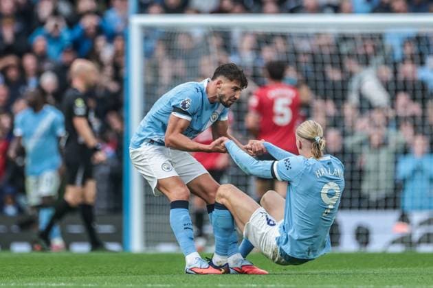 Premier League Manchester City v Manchester United, ManU Ruben Dias of Manchester City helps Erling Haaland of Manchester City up off of the floor during the Premier League match Manchester City vs Manchester United at Etihad Stadium, Manchester, United Kingdom, 14th September 2025 (Photo by Mark Cosgrove News Images) Manchester Etihad Stadium Manchester United Kingdom Copyright: xMarkxCosgrove NewsxImagesx