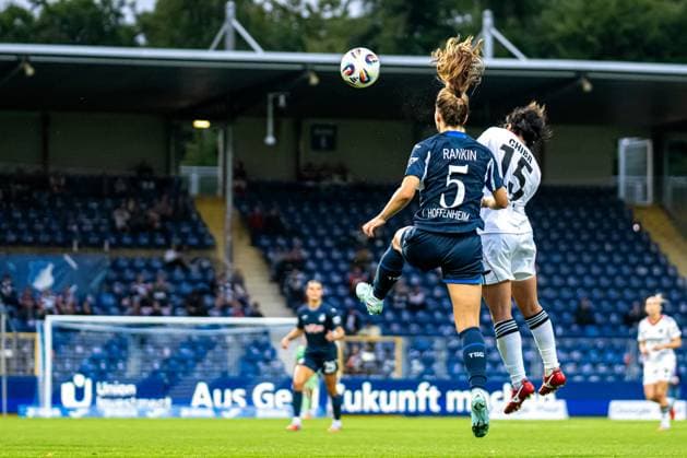 GPFBL: TSG Hoffenheim - Eintracht Frankfurt; 14.09.2025 Jamilla Rankin (5; TSG) im Kopfballduell mit Remina Chiba (15; SGE) GPFBL: TSG Hoffenheim – Eintracht Frankfurt, Dietmar-Hopp Stadion in Hoffenheim, am 14.09.2025. DFB REGULATIONS PROHIBIT ANY USE OF PHOTOGRAPHS AS IMAGE SEQUENCES AND OR QUASI-VIDEO. GPFBL: TSG Hoffenheim – Eintracht Frankfurt, Dietmar-Hopp Stadion in Hoffenheim, am 14.09.2025. DFB REGULATIONS PROHIBIT ANY USE OF PHOTOGRAPHS AS IMAGE SEQUENCES AND OR QUASI-VIDEO. Copyright: xBEAUTIFULxSPORTS Gelhardtx