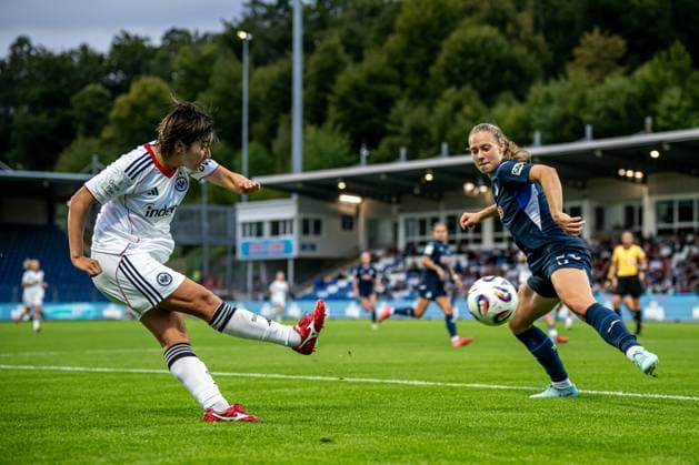 GPFBL: TSG Hoffenheim - Eintracht Frankfurt; 14.09.2025 Remina Chiba (15, Eintracht Frankfurt Frauen) schießt aufs Tor, während Jamilla Rankin (5; TSG) verteidigt GPFBL: TSG Hoffenheim – Eintracht Frankfurt, Dietmar-Hopp Stadion in Hoffenheim, am 14.09.2025. DFB REGULATIONS PROHIBIT ANY USE OF PHOTOGRAPHS AS IMAGE SEQUENCES AND OR QUASI-VIDEO. GPFBL: TSG Hoffenheim – Eintracht Frankfurt, Dietmar-Hopp Stadion in Hoffenheim, am 14.09.2025. DFB REGULATIONS PROHIBIT ANY USE OF PHOTOGRAPHS AS IMAGE SEQUENCES AND OR QUASI-VIDEO. Copyright: xBEAUTIFULxSPORTS Gelhardtx