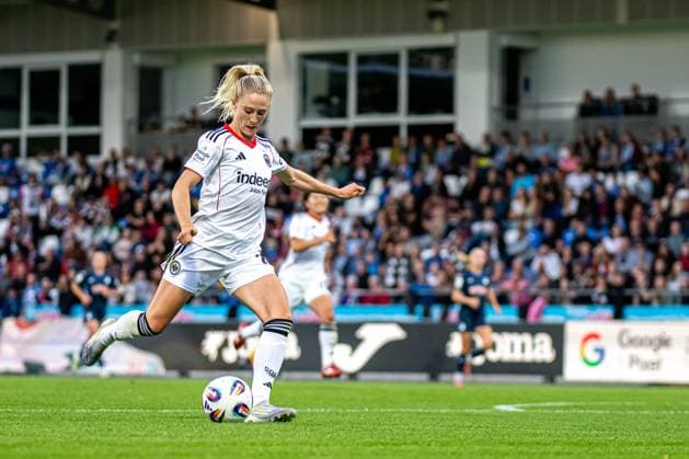 GPFBL: TSG Hoffenheim - Eintracht Frankfurt; 14.09.2025 Rebecka Blomqvist (28; SGE) mit Ball in Aktion GPFBL: TSG Hoffenheim – Eintracht Frankfurt, Dietmar-Hopp Stadion in Hoffenheim, am 14.09.2025. DFB REGULATIONS PROHIBIT ANY USE OF PHOTOGRAPHS AS IMAGE SEQUENCES AND OR QUASI-VIDEO. Copyright: xBEAUTIFULxSPORTS Gelhardtx