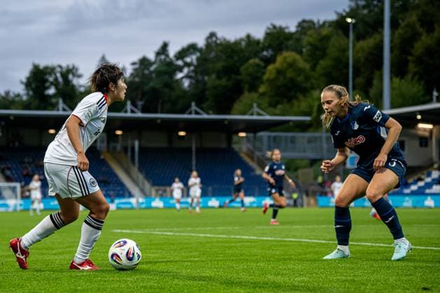 GPFBL: TSG Hoffenheim - Eintracht Frankfurt; 14.09.2025 Remina Chiba (15, Eintracht Frankfurt Frauen) schießt aufs Tor, während Jamilla Rankin (5; TSG) verteidigt GPFBL: TSG Hoffenheim – Eintracht Frankfurt, Dietmar-Hopp Stadion in Hoffenheim, am 14.09.2025. DFB REGULATIONS PROHIBIT ANY USE OF PHOTOGRAPHS AS IMAGE SEQUENCES AND OR QUASI-VIDEO. GPFBL: TSG Hoffenheim – Eintracht Frankfurt, Dietmar-Hopp Stadion in Hoffenheim, am 14.09.2025. DFB REGULATIONS PROHIBIT ANY USE OF PHOTOGRAPHS AS IMAGE SEQUENCES AND OR QUASI-VIDEO. Copyright: xBEAUTIFULxSPORTS Gelhardtx