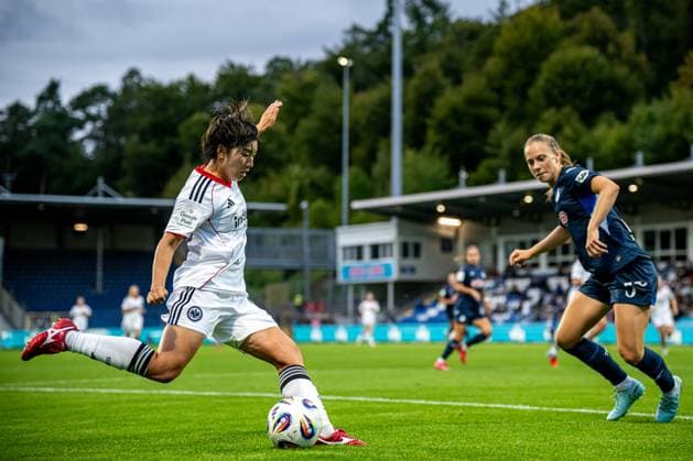 GPFBL: TSG Hoffenheim - Eintracht Frankfurt; 14.09.2025 Remina Chiba (15, Eintracht Frankfurt Frauen) schießt aufs Tor, während Jamilla Rankin (5; TSG) verteidigt GPFBL: TSG Hoffenheim – Eintracht Frankfurt, Dietmar-Hopp Stadion in Hoffenheim, am 14.09.2025. DFB REGULATIONS PROHIBIT ANY USE OF PHOTOGRAPHS AS IMAGE SEQUENCES AND OR QUASI-VIDEO. GPFBL: TSG Hoffenheim – Eintracht Frankfurt, Dietmar-Hopp Stadion in Hoffenheim, am 14.09.2025. DFB REGULATIONS PROHIBIT ANY USE OF PHOTOGRAPHS AS IMAGE SEQUENCES AND OR QUASI-VIDEO. Copyright: xBEAUTIFULxSPORTS Gelhardtx