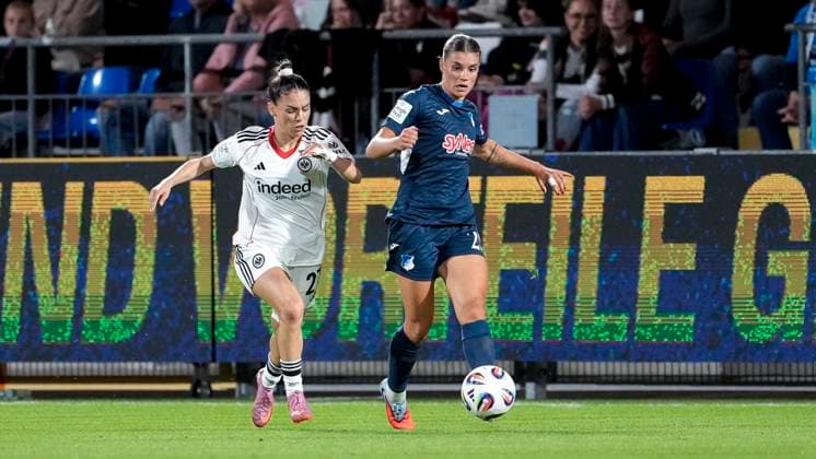 v.li.: Ereleta Memeti (SGE, 27), Selina Cerci (TSG, 29), Zweikampf, Spielszene, Duell, duel, tackle, tackling, Dynamik, Action, Aktion, 14.09.2025, Sinsheim (Hoffenheim) (Deutschland), Fussball, Google Pixel Frauen-Bundesliga, TSG 1899 Hoffenheim - Eintracht Frankfurt, DFB DFL REGULATIONS PROHIBIT ANY USE OF PHOTOGRAPHS AS IMAGE SEQUENCES AND OR QUASI-VIDEO.