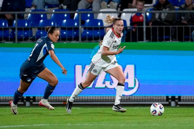 v.li.: Linda Natter (TSG, 11), Laura Freigang (SGE, 10), Zweikampf, Spielszene, Duell, duel, tackle, tackling, Dynamik, Action, Aktion, 14.09.2025, Sinsheim (Hoffenheim) (Deutschland), Fussball, Google Pixel Frauen-Bundesliga, TSG 1899 Hoffenheim - Eintracht Frankfurt, DFB DFL REGULATIONS PROHIBIT ANY USE OF PHOTOGRAPHS AS IMAGE SEQUENCES AND OR QUASI-VIDEO.