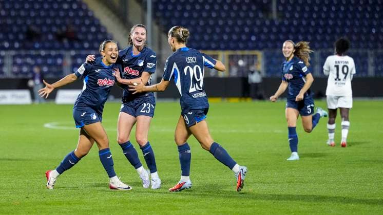 v.li.: Torschützin Linda Natter (TSG, 11), Chiara Hahn (TSG, 23), Selina Cerci (TSG, 29), Spielerinnen der TSG 1899 Hoffenheim, jubeln über das Tor zum 3:0, Jubel, Torjubel, Torerfolg, celebrate the goal, goal, celebration, jubelt ueber das Tor, Freuen, Freude, freut sich, optimistisch, positiv, Spielszene, Highlight, Action, Aktion, 14.09.2025, Sinsheim (Hoffenheim) (Deutschland), Fussball, Google Pixel Frauen-Bundesliga, TSG 1899 Hoffenheim - Eintracht Frankfurt, DFB DFL REGULATIONS PROHIBIT ANY USE OF PHOTOGRAPHS AS IMAGE SEQUENCES AND OR QUASI-VIDEO.