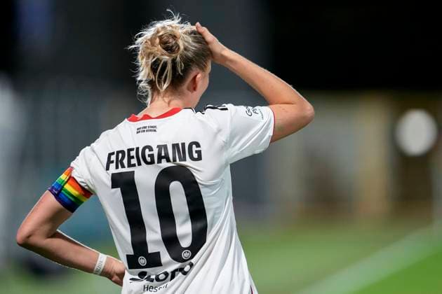 Laura Freigang (SGE, 10), Spielerinnen von Eintracht Frankfurt (SGE), enttäuscht über die Niederlage, Enttäuschung nach dem Schlusspfiff, Highlight, Verlierer, verloren, Frustration, disappointed, pessimistisch, Einzelbild, Einzelfoto, Aktion, Action, 14.09.2025, Sinsheim (Hoffenheim) (Deutschland), Fussball, Google Pixel Frauen-Bundesliga, TSG 1899 Hoffenheim - Eintracht Frankfurt, DFB DFL REGULATIONS PROHIBIT ANY USE OF PHOTOGRAPHS AS IMAGE SEQUENCES AND OR QUASI-VIDEO.