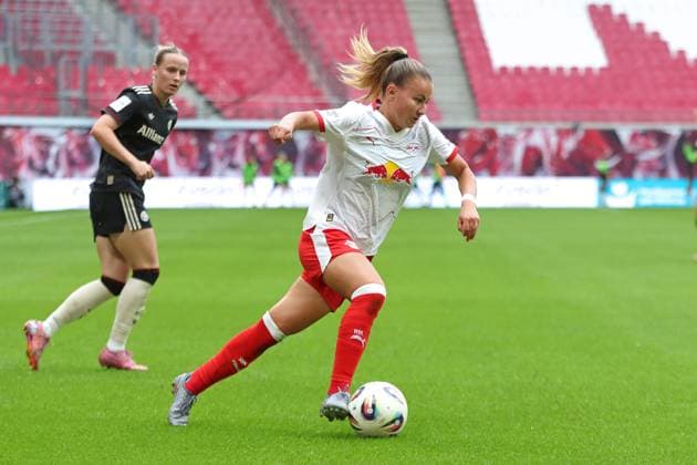 1. Bundesliga Frauen: RB Leipzig vs. FC Bayern München, 14.09.25 Annabel Schasching (16, RB Leipzig). Fußball, Google Pixel Frauen-Bundesliga, Saison 2025 2026, 2. Spieltag: RB Leipzig vs. FC Bayern München am 14.09.25, Red Bull Arena, Leipzig. DFB REGULATIONS PROHIBIT ANY USE OF PHOTOGRAPHS AS IMAGE SEQUENCES AND OR QUASI-VIDEO. Copyright: xBEAUTIFULxSPORTS JanxKaeferx