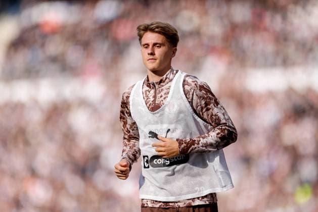 Hamburg, 14. September 2025 - Fußball, 1. Bundesliga 2025 26, FC St. Pauli - FC Augsburg: Erik Ahlstrand (FC St. Pauli, 20) DFL REGULATIONS PROHIBIT ANY USE OF PHOTOGRAPHS AS IMAGE SEQUENCES AND OR QUASI-VIDEO.