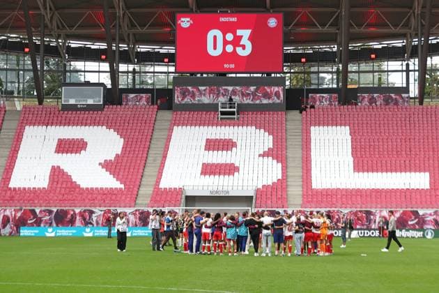 1. Bundesliga Frauen: RB Leipzig vs. FC Bayern München, 14.09.25 Mannschaftskreis von RB Leipzig vor dem Schriftzug RBL und der Anzeigetafel, Videowand mit dem Endstand von 0:3 für Bayern München. Fußball, Google Pixel Frauen-Bundesliga, Saison 2025 2026, 2. Spieltag: RB Leipzig vs. FC Bayern München am 14.09.25, Red Bull Arena, Leipzig. DFB REGULATIONS PROHIBIT ANY USE OF PHOTOGRAPHS AS IMAGE SEQUENCES AND OR QUASI-VIDEO. Copyright: xBEAUTIFULxSPORTS JanxKaeferx