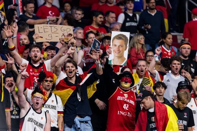 FIBA EuroBasket 2025: Gold Türkei - Deutschland; 14.09.2025 Deutsche Fans feuern an FIBA EuroBasket 2025: Gold Türkei - Deutschland; Riga, Arena Riga am 14.09.2025 Copyright: xBEAUTIFULxSPORTS Wunderlx