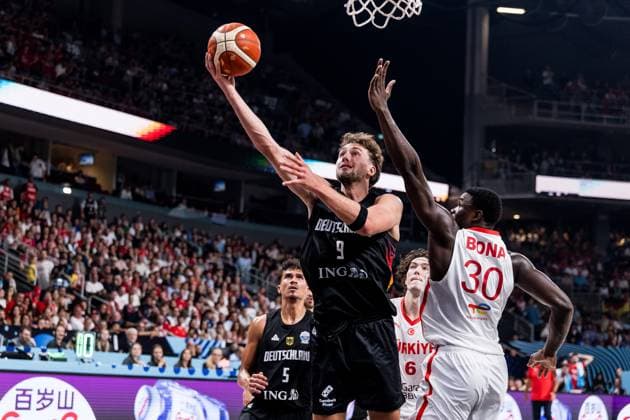 FIBA EuroBasket 2025: Gold Türkei - Deutschland; 14.09.2025 Franz Wagner (Deutschland, 9) im Wurf, Adem Bona (Türkei, 30) FIBA EuroBasket 2025: Gold Türkei - Deutschland; Riga, Arena Riga am 14.09.2025 Copyright: xBEAUTIFULxSPORTS Wunderlx