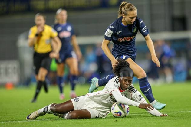 DEU, Hoffenheim, TSG Hoffenheim vs Eintracht Frankfurt, Google Pixel Bundesliga, DFB, Saison 2526, Dietmar-Hopp-Stadion, 2. Spieltag, im Bild: Nicole Anyomi (Eintracht Frankfurt 19) kommt gegen Jamilla Rankin (Hoffenheim 5) ins Straucheln DFB DFL REGULATIONS PROHIBIT ANY USE OF PHOTOGRAPHS AS IMAGE SEQUENCES AND OR QUASI-VIDEO, 14.09.2025, Copyright: HMBxMedia HendrikxHamelau