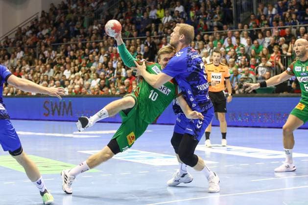 14.09.2025, xgox, Handball - Daikin HBL SC Magdeburg - TVB Stuttgart emspor, v.l. Gisli Thorgeir Kristjansson (Magdeburg, 10), Jonas Truchanovicius (Stuttgart, 37) Zweikampf, Duell, Kampf, tackle Magdeburg