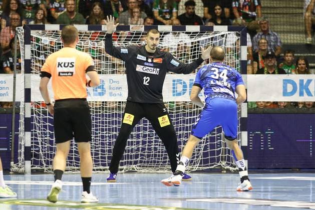 14.09.2025, xgox, Handball - Daikin HBL SC Magdeburg - TVB Stuttgart emspor, v.l. Matej Mandic (Magdeburg, 12) beim Siebenmeter gegen Kai Haefner (Häfner, Stuttgart, 34) Magdeburg