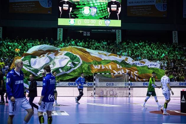14.09.2025, xovx, Handball Daikin Handball Bundesliga, HSG Wetzlar - TBV Lemgo Lippe Fans der HSG Wetzlar mit Fanclub Fahne Wetzlar Buderus-Arena Hessen Deutschland (DE)