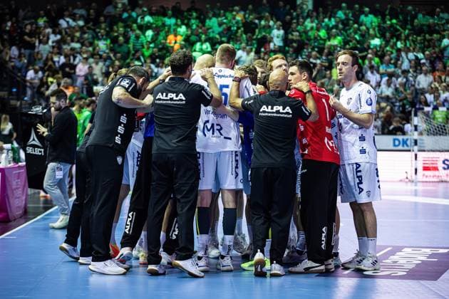 14.09.2025, xovx, Handball Daikin Handball Bundesliga, HSG Wetzlar - TBV Lemgo Lippe Die Spieler des TBV Lemgo Lippe schwören sich auf das Spiel ein. Wetzlar Buderus-Arena Hessen Deutschland (DE)