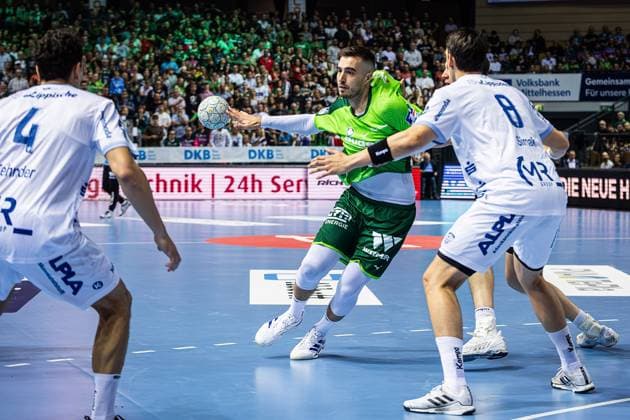 14.09.2025, xovx, Handball Daikin Handball Bundesliga, HSG Wetzlar - TBV Lemgo Lippe v.l. Samuel Zehnder (TBV Lemgo Lippe), Filip Vistorop (HSG Wetzlar), Frederik Simak (TBV Lemgo Lippe) Wetzlar Buderus-Arena Hessen Deutschland (DE)