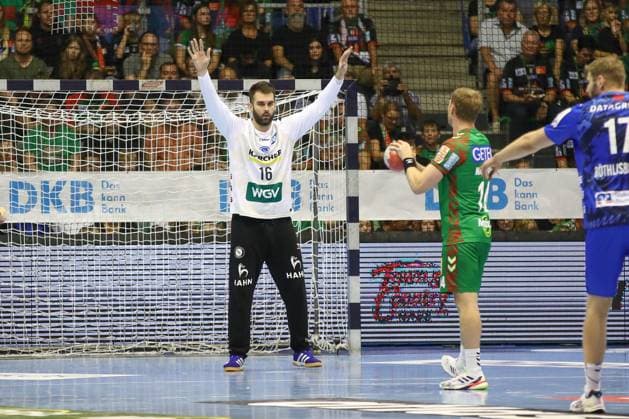14.09.2025, xgox, Handball - Daikin HBL SC Magdeburg - TVB Stuttgart emspor, v.l. Miljan Vujovic (Stuttgart, 16) beim Siebenmeter gegen Omar Ingi Magnusson (Magdeburg, 14) Magdeburg