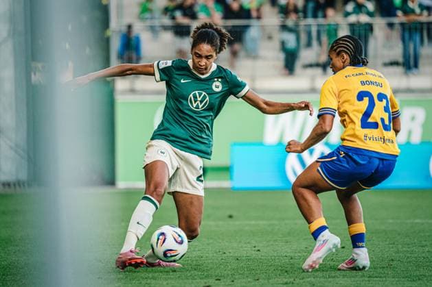 Google Pixel Frauen-Bundesliga: VfL Wolfsburg vs. FC Carl Zeiss Jena, 14.09.25 Cora Zicai (VfL Wolfsburg, 28) am, davor Josephine Bonsu (FC Carl Zeiss Jena, 23); Fußball, Google Pixel Frauen-Bundesliga, 2. Spieltag: VfL Wolfsburg vs.FC Carl Zeiss Jena am 14.09.2025 im AOK-Stadion, Wolfsburg DFB DFL REGULATIONS PROHIBIT ANY USE OF PHOTOGRAPHS AS IMAGE SEQUENCES AND OR QUASI-VIDEO. Copyright: xBEAUTIFULxSPORTS Tonhäuserx