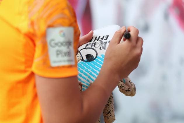 1. Bundesliga Frauen: RB Leipzig vs. FC Bayern München, 14.09.25 Torwart Elvira Herzog (1, RB Leipzig) signierte ihre Handschuhe, Autogramm. Fußball, Google Pixel Frauen-Bundesliga, Saison 2025 2026, 2. Spieltag: RB Leipzig vs. FC Bayern München am 14.09.25, Red Bull Arena, Leipzig. DFB REGULATIONS PROHIBIT ANY USE OF PHOTOGRAPHS AS IMAGE SEQUENCES AND OR QUASI-VIDEO. Copyright: xBEAUTIFULxSPORTS JanxKaeferx