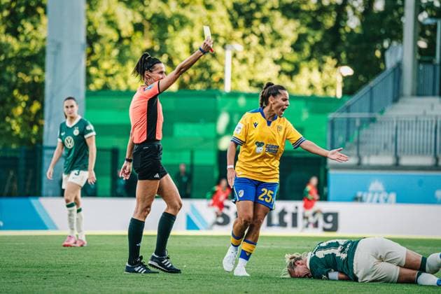 Google Pixel Frauen-Bundesliga: VfL Wolfsburg vs. FC Carl Zeiss Jena, 14.09.25 Nadine Westerhoff zeigt die gelbe Karte; Fussball, Google Pixel Frauen-Bundesliga, 2. Spieltag: VfL Wolfsburg vs. FC Carl Zeiss Jena am 14.09.2025 im AOK-Stadion, Wolfsburg DFB DFL REGULATIONS PROHIBIT ANY USE OF PHOTOGRAPHS AS IMAGE SEQUENCES AND OR QUASI-VIDEO. Copyright: xBEAUTIFULxSPORTS Tonhäuserx