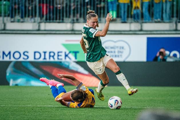 Google Pixel Frauen-Bundesliga: VfL Wolfsburg vs. FC Carl Zeiss Jena, 14.09.25 Janou Levels (VfL Wolfsburg, 15) am Ball gegen Rieke Tietz (FC Carl Zeiss Jena, 17); Fussball, Google Pixel Frauen-Bundesliga, 2. Spieltag: VfL Wolfsburg vs. FC Carl Zeiss Jena am 14.09.2025 im AOK-Stadion, Wolfsburg DFB DFL REGULATIONS PROHIBIT ANY USE OF PHOTOGRAPHS AS IMAGE SEQUENCES AND OR QUASI-VIDEO. Copyright: xBEAUTIFULxSPORTS Tonhäuserx