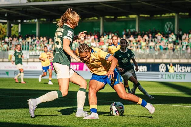 Google Pixel Frauen-Bundesliga: VfL Wolfsburg vs. FC Carl Zeiss Jena, 14.09.25 Vivien Endemann (VfL Wolfsburg, 25) im Zweikampf mit Josephine Bonsu (FC Carl Zeiss Jena, 23); Fußball, Google Pixel Frauen-Bundesliga, 2. Spieltag: VfL Wolfsburg vs. FC Carl Zeiss Jena am 14.09.2025 im AOK-Stadion, Wolfsburg DFB DFL REGULATIONS PROHIBIT ANY USE OF PHOTOGRAPHS AS IMAGE SEQUENCES AND OR QUASI-VIDEO. Copyright: xBEAUTIFULxSPORTS Tonhäuserx