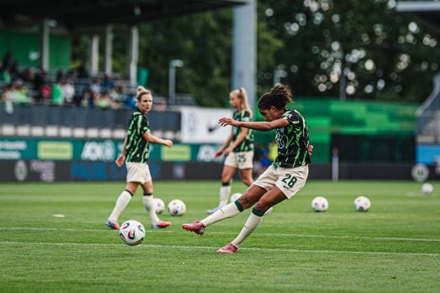 Google Pixel Frauen-Bundesliga: VfL Wolfsburg vs. FC Carl Zeiss Jena, 14.09.25 Cora Zicai (VfL Wolfsburg, 28) beim Aufwärmen; Fußball, Google Pixel Frauen-Bundesliga, 2. Spieltag: VfL Wolfsburg vs.FC Carl Zeiss Jena am 14.09.2025 im AOK-Stadion, Wolfsburg DFB DFL REGULATIONS PROHIBIT ANY USE OF PHOTOGRAPHS AS IMAGE SEQUENCES AND OR QUASI-VIDEO. Copyright: xBEAUTIFULxSPORTS Tonhäuserx