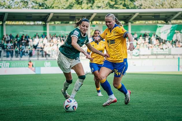 Google Pixel Frauen-Bundesliga: VfL Wolfsburg vs. FC Carl Zeiss Jena, 14.09.25 Joelle Wedemeyer (VfL Wolfsburg, 24) im Zweikampf gegen Isabella Jaron (FC Carl Zeiss Jena, 24); Fußball, Google Pixel Frauen-Bundesliga, 2. Spieltag: VfL Wolfsburg vs.FC Carl Zeiss Jena am 14.09.2025 im AOK-Stadion, Wolfsburg DFB DFL REGULATIONS PROHIBIT ANY USE OF PHOTOGRAPHS AS IMAGE SEQUENCES AND OR QUASI-VIDEO. Copyright: xBEAUTIFULxSPORTS Tonhäuserx
