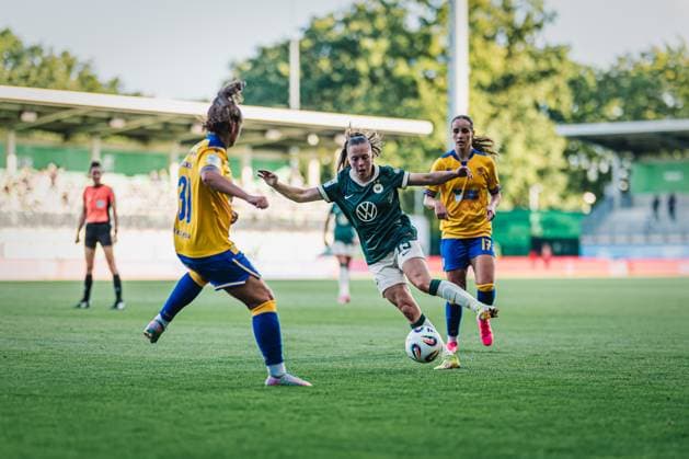 Google Pixel Frauen-Bundesliga: VfL Wolfsburg vs. FC Carl Zeiss Jena, 14.09.25 Janou Levels (VfL Wolfsburg, 15) am Ball; Fussball, Google Pixel Frauen-Bundesliga, 2. Spieltag: VfL Wolfsburg vs. FC Carl Zeiss Jena am 14.09.2025 im AOK-Stadion, Wolfsburg DFB DFL REGULATIONS PROHIBIT ANY USE OF PHOTOGRAPHS AS IMAGE SEQUENCES AND OR QUASI-VIDEO. Copyright: xBEAUTIFULxSPORTS Tonhäuserx