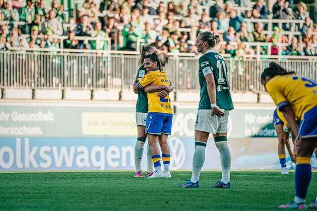 Google Pixel Frauen-Bundesliga: VfL Wolfsburg vs. FC Carl Zeiss Jena, 14.09.25 Versöhnliche Umarmung nach Abpfiff; Fussball, Google Pixel Frauen-Bundesliga, 2. Spieltag: VfL Wolfsburg vs. FC Carl Zeiss Jena am 14.09.2025 im AOK-Stadion, Wolfsburg DFB DFL REGULATIONS PROHIBIT ANY USE OF PHOTOGRAPHS AS IMAGE SEQUENCES AND OR QUASI-VIDEO. Copyright: xBEAUTIFULxSPORTS Tonhäuserx