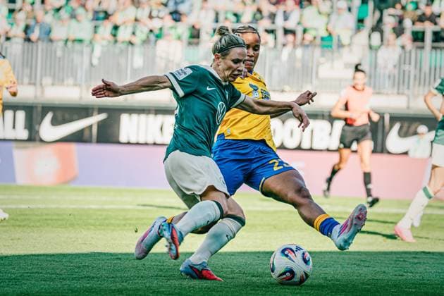 Google Pixel Frauen-Bundesliga: VfL Wolfsburg vs. FC Carl Zeiss Jena, 14.09.25 Svenja Huth (VfL Wolfsburg, 10) schießt, Josephine Bonsu (FC Carl Zeiss Jena, 23) versucht zu blockenl; Fußball, Google Pixel Frauen-Bundesliga, 2. Spieltag: VfL Wolfsburg vs.FC Carl Zeiss Jena am 14.09.2025 im AOK-Stadion, Wolfsburg DFB DFL REGULATIONS PROHIBIT ANY USE OF PHOTOGRAPHS AS IMAGE SEQUENCES AND OR QUASI-VIDEO. Copyright: xBEAUTIFULxSPORTS Tonhäuserx