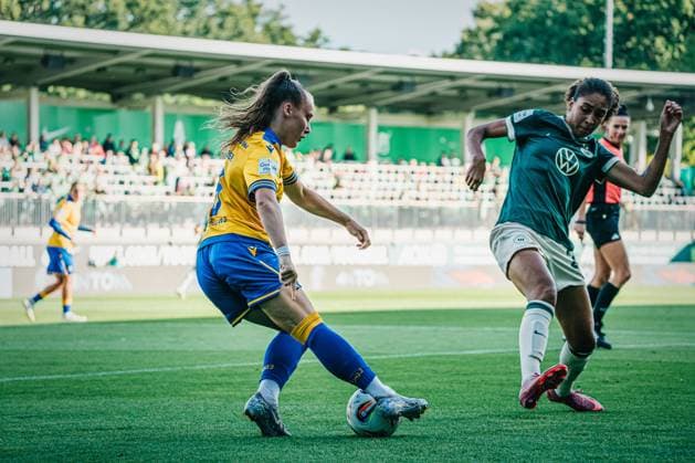 Google Pixel Frauen-Bundesliga: VfL Wolfsburg vs. FC Carl Zeiss Jena, 14.09.25 Emily Reske (FC Carl Zeiss Jena, 28), Cora Zicai (VfL Wolfsburg, 28); Fußball, Google Pixel Frauen-Bundesliga, 2. Spieltag: VfL Wolfsburg vs. FC Carl Zeiss Jena am 14.09.2025 im AOK-Stadion, Wolfsburg DFB DFL REGULATIONS PROHIBIT ANY USE OF PHOTOGRAPHS AS IMAGE SEQUENCES AND OR QUASI-VIDEO. Copyright: xBEAUTIFULxSPORTS Tonhäuserx