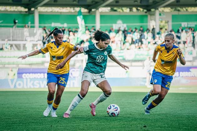 Google Pixel Frauen-Bundesliga: VfL Wolfsburg vs. FC Carl Zeiss Jena, 14.09.25 Cora Zicai (VfL Wolfsburg, 28) am Ball gegen Noemi Gentile (FC Carl Zeiss Jena, 25); Fußball, Google Pixel Frauen-Bundesliga, 2. Spieltag: VfL Wolfsburg vs. FC Carl Zeiss Jena am 14.09.2025 im AOK-Stadion, Wolfsburg DFB DFL REGULATIONS PROHIBIT ANY USE OF PHOTOGRAPHS AS IMAGE SEQUENCES AND OR QUASI-VIDEO. Copyright: xBEAUTIFULxSPORTS Tonhäuserx