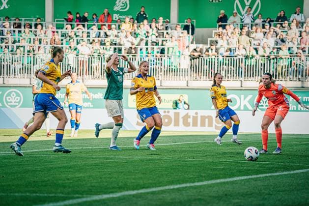 Google Pixel Frauen-Bundesliga: VfL Wolfsburg vs. FC Carl Zeiss Jena, 14.09.25 Alexandra Popp (VfL Wolfsburg, 11) ärgert sich; Fußball, Google Pixel Frauen-Bundesliga, 2. Spieltag: VfL Wolfsburg vs. FC Carl Zeiss Jena am 14.09.2025 im AOK-Stadion, Wolfsburg DFB DFL REGULATIONS PROHIBIT ANY USE OF PHOTOGRAPHS AS IMAGE SEQUENCES AND OR QUASI-VIDEO. Copyright: xBEAUTIFULxSPORTS Tonhäuserx