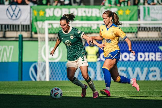 Google Pixel Frauen-Bundesliga: VfL Wolfsburg vs. FC Carl Zeiss Jena, 14.09.25 Rieke Tietz (FC Carl Zeiss Jena, 17) im Zweikampf gegen Caitlin Dijkstra (VfL Wolfsburg, 3); Fußball, Google Pixel Frauen-Bundesliga, 2. Spieltag: VfL Wolfsburg vs.FC Carl Zeiss Jena am 14.09.2025 im AOK-Stadion, Wolfsburg DFB DFL REGULATIONS PROHIBIT ANY USE OF PHOTOGRAPHS AS IMAGE SEQUENCES AND OR QUASI-VIDEO. Copyright: xBEAUTIFULxSPORTS Tonhäuserx