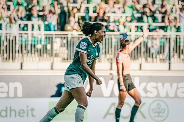 Google Pixel Frauen-Bundesliga: VfL Wolfsburg vs. FC Carl Zeiss Jena, 14.09.25 Cora Zicai (VfL Wolfsburg, 28) jubelt; Fussball, Google Pixel Frauen-Bundesliga, 2. Spieltag: VfL Wolfsburg vs. FC Carl Zeiss Jena am 14.09.2025 im AOK-Stadion, Wolfsburg DFB DFL REGULATIONS PROHIBIT ANY USE OF PHOTOGRAPHS AS IMAGE SEQUENCES AND OR QUASI-VIDEO. Copyright: xBEAUTIFULxSPORTS Tonhäuserx