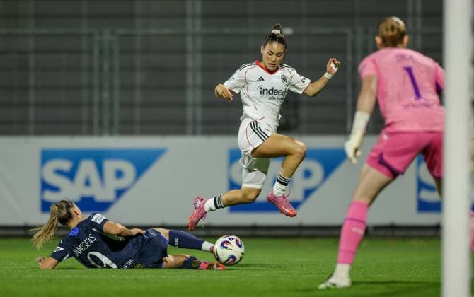 DEU, Hoffenheim, TSG Hoffenheim vs Eintracht Frankfurt, Google Pixel Bundesliga, DFB, Saison 2526, Dietmar-Hopp-Stadion, 2. Spieltag, im Bild v.l.n.r: Jill Janssens (Hoffenheim 9), ErÃ«leta Memeti (Eintracht Frankfurt 27), Zweikampf, Grätsche DFB DFL REGULATIONS PROHIBIT ANY USE OF PHOTOGRAPHS AS IMAGE SEQUENCES AND OR QUASI-VIDEO, 14.09.2025, Copyright: HMBxMedia HendrikxHamelau