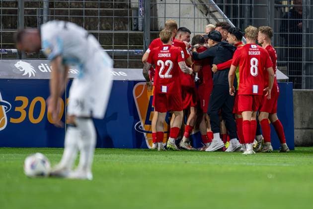 Die Spieler von Havelse bejubeln inklusive Samir Ferchichi (Chef-Trainer, TSV Havelse 1912) kurz vor Schluss das Tor von John Posselt (TSV Havelse 1912, 17) zum 2:2 - Ausgleich GER, TSV 1860 Muenchen vs. TSV Havelse 1912, Fussball, 3. Bundesliga, 5. Spieltag, Saison 2025 2026, 14.09.2025. (DFL DFB REGULATIONS PROHIBIT ANY USE OF PHOTOGRAPHS as IMAGE SEQUENCES and or QUASI-VIDEO). GER, TSV 1860 Muenchen vs. TSV Havelse 1912, Fussball, 3. Bundesliga, 5. Spieltag, Saison 2025 2026, 14.09.2025. Muenchen *** The Havelse players, including Samir Ferchichi head coach, TSV Havelse 1912, celebrate John Posselts goal shortly before the end TSV Havelse 1912, 17 to equalize 2 2 GER, TSV 1860 Muenchen vs TSV Havelse 1912, Soccer, 3 Bundesliga, 5 Spieltag, Saison 2025 2026, 14 09 2025 DFL DFB REGULATIONS PROHIBIT ANY USE OF PHOTOGRAPHS as IMAGE SEQUENCES and or QUASI VIDEO GER, TSV 1860 Muenchen vs TSV Havelse 1912, Football, 3 Bundesliga, 5 Spieltag, Saison 2025 2026, 14 09 2025 Muenchen Copyright: xEibner-Pressefoto HeikexFeinerx EP_HFR