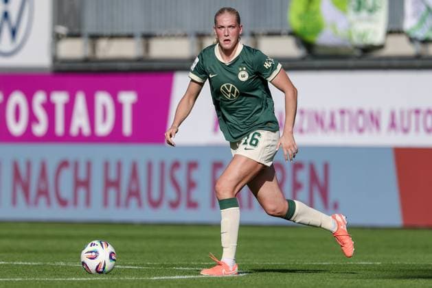 Camilla Küver (VfL Wolfsburg, 16) am Ball, Freisteller, Einzelbild, Ganzkörper, Aktion, Action, Spielszene, DIE DFB-RICHTLINIEN UNTERSAGEN JEGLICHE NUTZUNG VON FOTOS ALS SEQUENZBILDER UND ODER VIDEOÄHNLICHE FOTOSTRECKEN. DFB REGULATIONS PROHIBIT ANY USE OF PHOTOGRAPHS AS IMAGE SEQUENCES AND OR QUASI-VIDEO., 14.09.2025, Wolfsburg (Deutschland), Fussball, Google Pixel Frauen-Bundesliga, VfL Wolfsburg - FC Carl Zeiss Jena