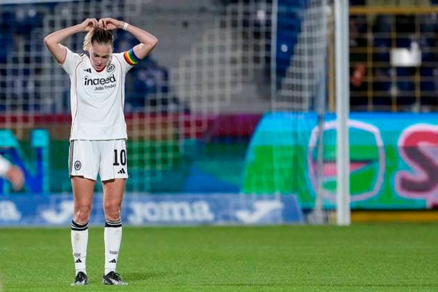 Laura Freigang (SGE, 10), Spielerin, Spielerinnen von Eintracht Frankfurt (SGE), Freisteller, Ganzkörper, Einzelbild, Einzelfoto, enttäuscht über die Niederlage, Enttäuschung nach dem Schlusspfiff, Highlight, Verlierer, verloren, Frustration, disappointed, pessimistisch, 14.09.2025, Sinsheim (Hoffenheim) (Deutschland), Fussball, Google Pixel Frauen-Bundesliga, TSG 1899 Hoffenheim - Eintracht Frankfurt, DFB DFL REGULATIONS PROHIBIT ANY USE OF PHOTOGRAPHS AS IMAGE SEQUENCES AND OR QUASI-VIDEO.